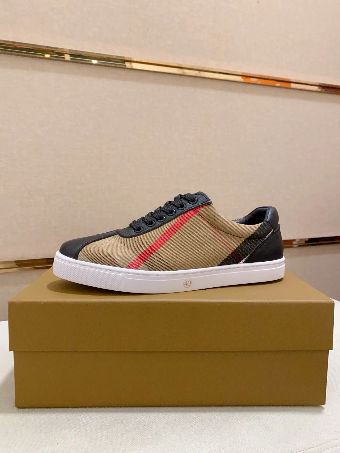 Men's shoes 💰: 400💰🥳◾️▫️The new Burberry men's classic low-top sneakers are reinterpreted with Vintage retro plaid cotton material and calfskin, decorated with a new brand logo. First-layer sheepskin lining, embossed Burberry logo on the heel, and original TPU outsole! Code number: 38-44. Can be customized45